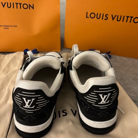 Men’s Louis Vuitton Athletic Training Sneakers - Size Q70 (US 10.5) main image 8